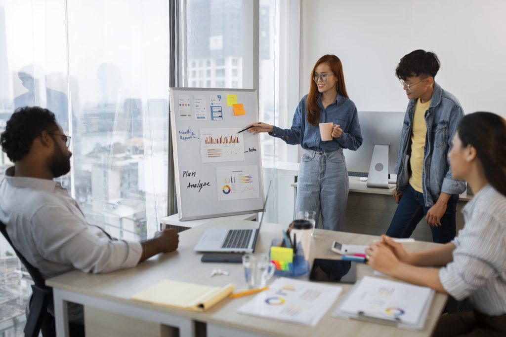 medium-shot-colleagues-working-together-min